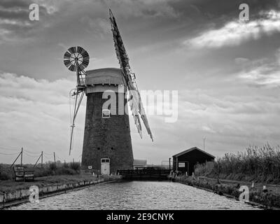 Horsey Windpump est un monument emblématique de Broadland vu ici lors d'une journée d'hiver claire sans bateaux ni personnes pour perturber la paix. Image monochrome. Banque D'Images