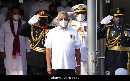 Colombo, Sri Lanka. 4 février 2021. Le président du Sri Lanka, Gotabaya Rajapaksa, ainsi que le commandant de l'armée, Shavendra Silva, le chef de la marine, Nishantha Ulugetenne, et le chef de la Force aérienne, Sudarshana Pathirana, ont attiré l'attention lors de l'hymne national lors des 73e célébrations du jour de l'indépendance du Sri Lanka à Colombo le 4 février 2021. Credit: Pradeep Dambarage/ZUMA Wire/Alay Live News Banque D'Images