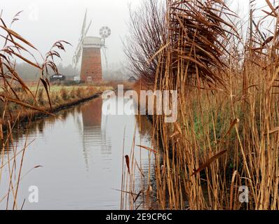 Horsey Windpump est un monument emblématique de Broadland vu ici lors d'une journée d'hiver brumeuse sans bateaux ni personnes pour perturber la paix. Banque D'Images