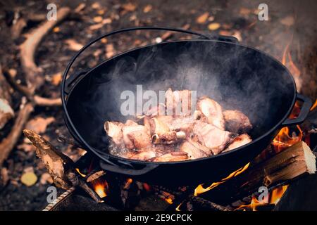 Cuisson du pilaf dans un chou-fleur sur le gril. Rôti de bœuf ou côtelettes d'agneau. Étape 1. Banque D'Images