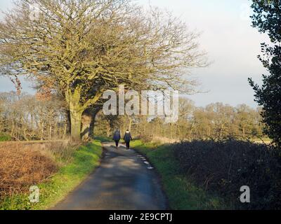 Verrouiller dans la campagne avec des sentiers et des voies calmes pour marcher pour l'exercice est plus supportable que pour ceux enfermés dans les villes bondées. Banque D'Images