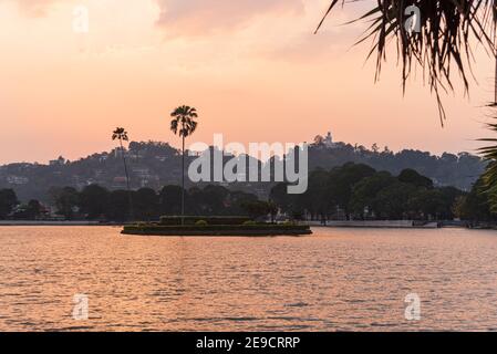 Lac de Kandy et l'île au coucher du soleil, Kandy, province centrale, Sri Lanka, Asie Banque D'Images