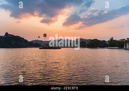 Lac de Kandy et l'île au coucher du soleil, Kandy, province centrale, Sri Lanka, Asie Banque D'Images