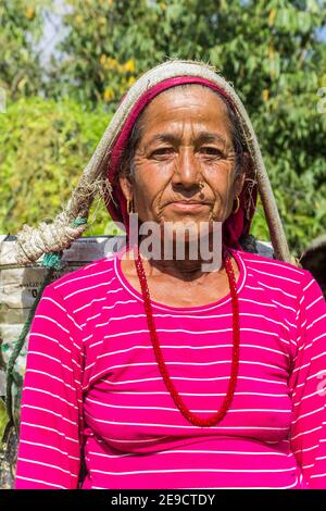 Portrait d'une vieille femme dans un village de montagne près de Pokhara, au Népal Banque D'Images