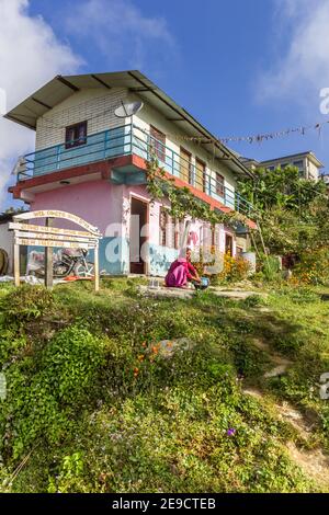 Maison colorée dans un village de montagne près de Pokhara, Népal Banque D'Images
