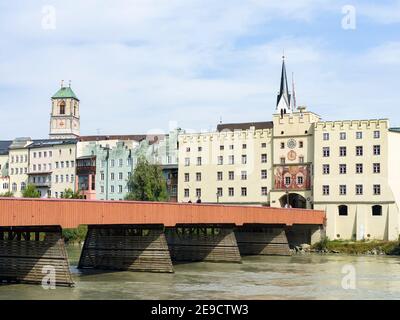 Le Rote Bruecke (pont rouge) traversant River Inn et la porte de la ville Brucktor. La vieille ville médiévale de Wasserburg am Inn dans la région de Chiemgau de l'UPP Banque D'Images