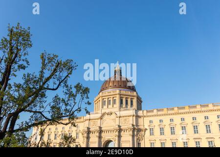 Façade du nouveau palais de la ville de Berlin reconstruit par la frénésie sur l'île des musées avec un ciel bleu et pas de nuages Banque D'Images