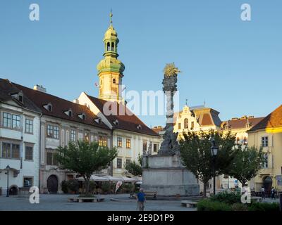 Place principale (foe ter ter), tour de garde-feu et colonne de la Sainte Trinité. Sopron en Transdanubia, à l'ouest de la Hongrie, près de la frontière avec l'Autriche. Euro Banque D'Images