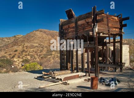 Cadre de tête en ruines à l'arbre vertical de mine d'or et d'argent à la ville fantôme de Ruby dans les montagnes d'Atascosa près d'Arivaca, Arizona, États-Unis Banque D'Images