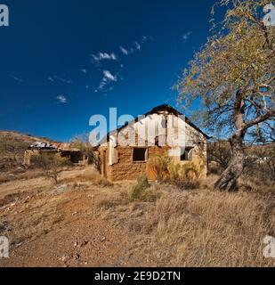 Maison en ruines dans la ville fantôme minière de Ruby dans les montagnes d'Atascosa près d'Arivaca, Arizona, États-Unis Banque D'Images