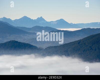 Vue depuis le Mont Hoernle sur une mer de brouillard cachant la vallée de la rivière Ammer vers Fuessen. Alpes bavaroises près d'Unterammergau dans le pays de Werdenfelser Banque D'Images