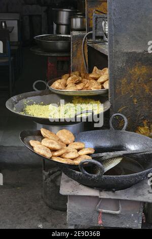 Plan vertical de nourriture indienne sur un vieux four Banque D'Images