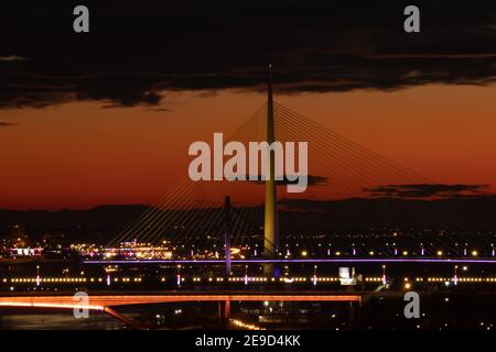 Coucher de soleil sur la ville de Belgrade, capitale de la Serbie. Vue sur le nouveau pont Banque D'Images