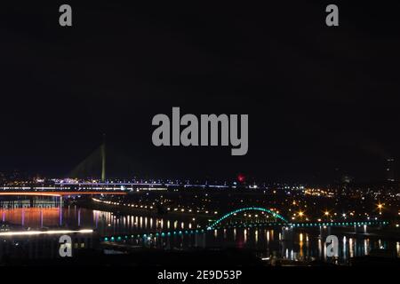 Vue sur la ville de Belgrade sur la rivière Sava et 4 ponts sur la rivière, le front de mer bâtiments de Belgrade en construction Banque D'Images