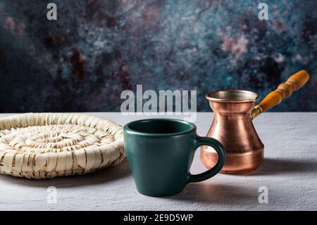 Tasse à café vide. Café vide turk. Plats à café vides préparés. Vue de face inclinée. Banque D'Images