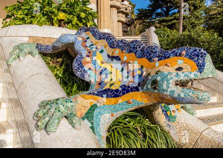 Salamandre en mosaïque multicolore de Gaudi, Park Guell, Barcelone, Catalogne, Espagne Banque D'Images