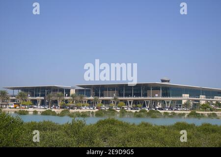 Le nouveau terminal passagers, vu de l'autre côté des mangroves de la baie d'Arad, de l'aéroport international de Bahreïn, de Muharraq, Royaume de Bahreïn Banque D'Images