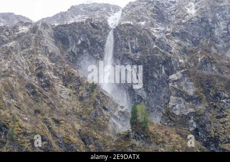 petite avalanche dans les montagnes Banque D'Images