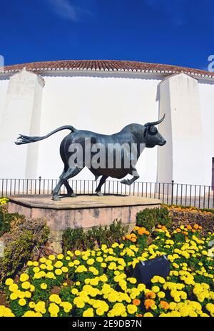 Sculpture d'un taureau devant l'arène de taureaux de combat, Espagne, Andalousie, Mijas Banque D'Images