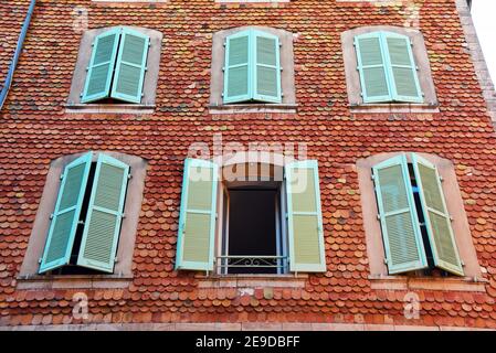 Façade de galets avec fenêtres et volets, France, Provence, Dépt Var, Carces Banque D'Images