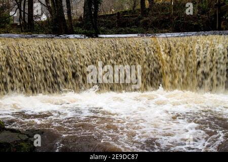 Honley, Holmfirth, Yorkshire, Royaume-Uni, 02 février 2021. Les niveaux élevés des rivières après la fonte récente de la neige dans la vallée de Holme, Holmfirth, Yorkshire. Richard Asquith/Alamy Live News. Banque D'Images