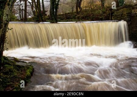 Honley, Holmfirth, Yorkshire, Royaume-Uni, 02 février 2021. Les niveaux élevés des rivières après la fonte récente de la neige dans la vallée de Holme, Holmfirth, Yorkshire. Richard Asquith/Alamy Live News. Banque D'Images