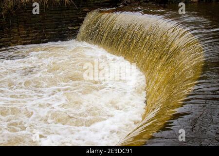 Honley, Holmfirth, Yorkshire, Royaume-Uni, 02 février 2021. Les niveaux élevés de la rivière Holme après la fonte récente de la neige dans la vallée de Holme, Holmfirth, Yorkshire. Richard Asquith/Alamy Live News. Banque D'Images