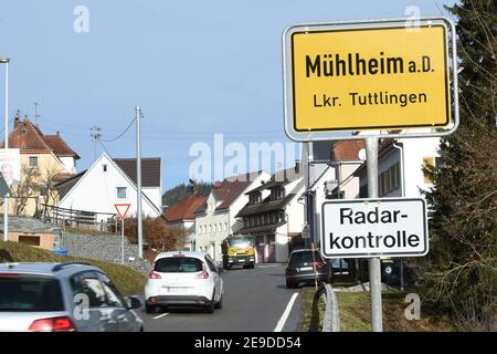 04 février 2021, Bade-Wurtemberg, Mühlheim an der Donau : plusieurs voitures déferent le panneau de la ville de Mühlheim an der Donau. La ville de Mühlheim an der Donau a une incidence particulièrement élevée causée par un groupe de randonnée. Photo: Felix Kästle/dpa Banque D'Images