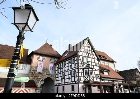 04 février 2021, Bade-Wurtemberg, Mühlheim an der Donau : la porte de la vieille ville marque l'entrée de la ville de Mühlheim an der Donau. La ville de Mühlheim an der Donau a une incidence particulièrement élevée causée par un groupe de randonnée. Photo: Felix Kästle/dpa Banque D'Images