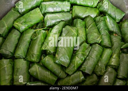 Verts de collard farcis. Collard Greens farcis à la viande et au riz, cuisine turque traditionnelle. Rolling de chou noir. Prêt à cuire Banque D'Images