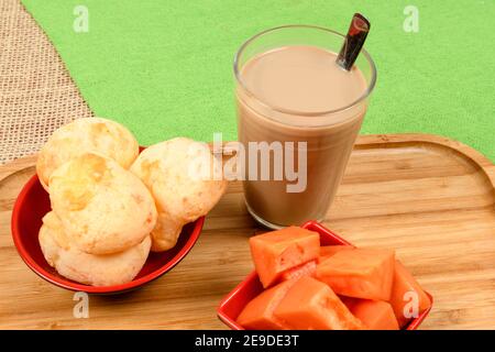 Guide alimentaire brésilien - petit-déjeuner, avec café au lait, pain au fromage et papaye Banque D'Images