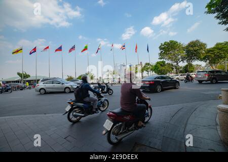 Drapeaux nationaux des pays de l'ANASE sur la rue de la ville dans Gros plan d'Ho Chi Minh Banque D'Images