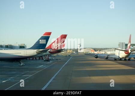 GATWICK, WEST SUSSEX, Royaume-Uni - 2 JANVIER : avions se préparant au décollage à l'aéroport de Gatwick à Londres le 2 janvier 2012. Le gouvernement s'y inquiète Banque D'Images