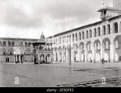 Photographie de la fin du XIXe siècle - Cour de la Grande Mosquée, Damas, Syrie, vers 1880 Banque D'Images