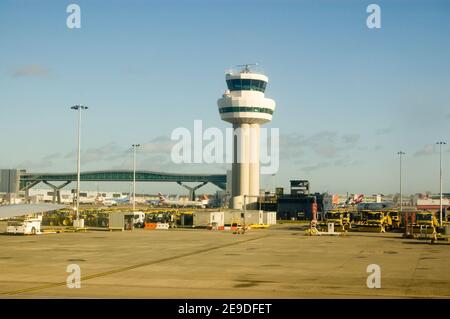 GATWICK, WEST SUSSEX, ANGLETERRE - 2 JANVIER : tour de contrôle à l'aéroport de Gatwick le 2 janvier 2012. Il y a une controverse politique sur l'avenir d'airpo Banque D'Images