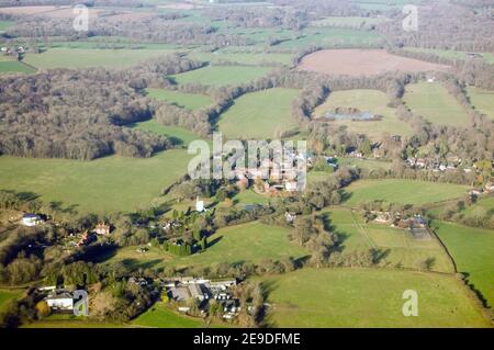 Vue depuis un avion du village de Charlwood, dans le West Sussex, avec le moulin à vent de Lowfield Heath, visible vers le centre de l'image. Banque D'Images