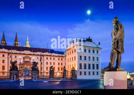 vue nocturne au clair de lune sur la place non peuplée du château de Prague, République tchèque, pendant le pandème Covid-19 Banque D'Images