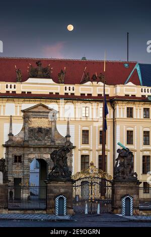 vue nocturne au clair de lune sur le château de Prague, République tchèque Banque D'Images