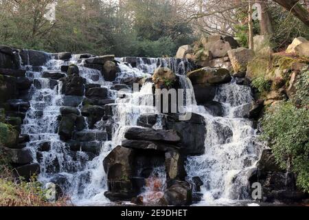 Les Cascades à Virginia Water Lake, Surrey en hiver Banque D'Images