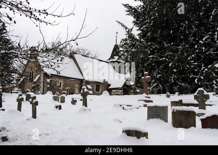 Église et chantier naval de St Nicholas, Pyrford, Surrey, dans la neige en hiver au Royaume-Uni Banque D'Images