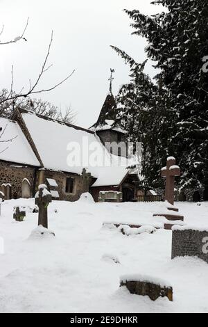 Église et chantier naval de St Nicholas, Pyrford, Surrey, dans la neige en hiver au Royaume-Uni Banque D'Images