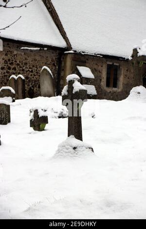 Église et chantier naval de St Nicholas, Pyrford, Surrey, dans la neige en hiver au Royaume-Uni Banque D'Images