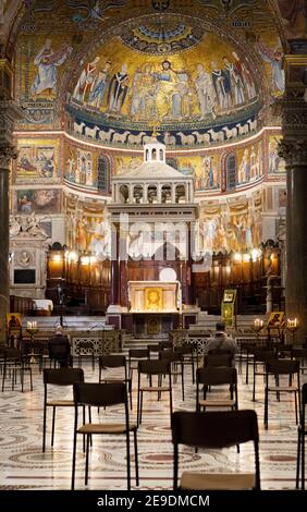 ROME, ITALIE - 30 janvier 2021 : vue intérieure de la basilique dorée de la célèbre église Santa Maria Maggiore, Rome, Italie. Les chaises sont à distance Banque D'Images