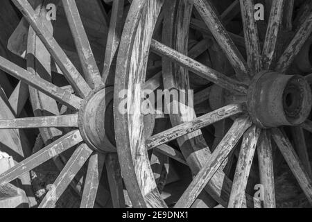 Prise de vue en niveaux de gris de roues de chariot en bois Banque D'Images