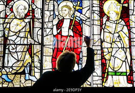 Le conservateur Keith Barley MBE travaille sur de grandes vitraux de l'église All Saints North Street Church au Barley Studio de York. Les fenêtres de l'église All Saints North Street Church, York, datent des XIVe et XVe siècles et comprennent certains des plus beaux verres médiévaux du pays. Date de la photo : jeudi 4 février 2021. Banque D'Images