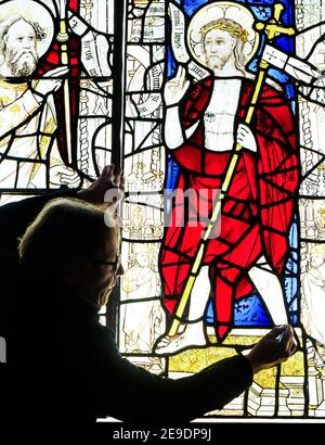 Le conservateur Keith Barley MBE travaille sur de grandes vitraux de l'église All Saints North Street Church au Barley Studio de York. Les fenêtres de l'église All Saints North Street Church, York, datent des XIVe et XVe siècles et comprennent certains des plus beaux verres médiévaux du pays. Date de la photo : jeudi 4 février 2021. Banque D'Images