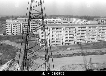 30 novembre 1982, Saxe, Delitzsch: De nouveaux immeubles sont construits au début des années 1980 dans la construction de plaques préfabriquées dans la nouvelle zone de développement Delitzsch Nord à la périphérie de la ville de district. Date exacte de la photo inconnue. Photo: Volkmar Heinz/dpa-Zentralbild/ZB Banque D'Images