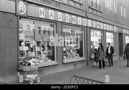 15 octobre 1984, Saxe, Eilenburg: Le quartier de GDR ville d'Eilenburg à l'automne 1984 - dans la photo un magasin HO pour les biens ménagers tels que les appareils de cuisine, les machines à laver et les aspirateurs. Devant elle se trouve une poussette pour bébé. Date exacte de la photo inconnue. Photo: Volkmar Heinz/dpa-Zentralbild/ZB Banque D'Images