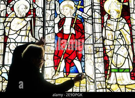 Le conservateur Keith Barley MBE travaille sur de grandes vitraux de l'église All Saints North Street Church au Barley Studio de York. Les fenêtres de l'église All Saints North Street Church, York, datent des XIVe et XVe siècles et comprennent certains des plus beaux verres médiévaux du pays. Date de la photo : jeudi 4 février 2021. Banque D'Images