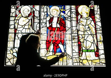 Le conservateur Keith Barley MBE travaille sur de grandes vitraux de l'église All Saints North Street Church au Barley Studio de York. Les fenêtres de l'église All Saints North Street Church, York, datent des XIVe et XVe siècles et comprennent certains des plus beaux verres médiévaux du pays. Date de la photo : jeudi 4 février 2021. Banque D'Images